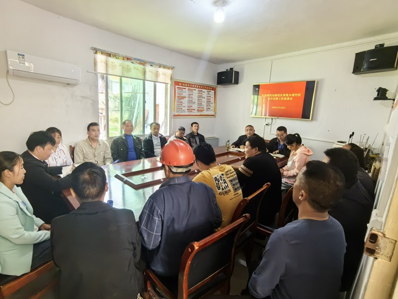 2、縣委第四巡察組與黃蓮鄉(xiāng)道竹村群眾座談。