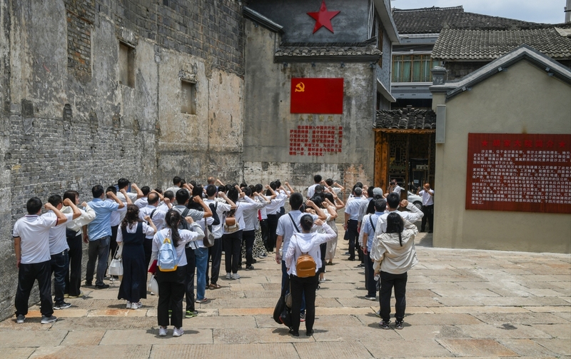 干部到胡家大院參觀學習