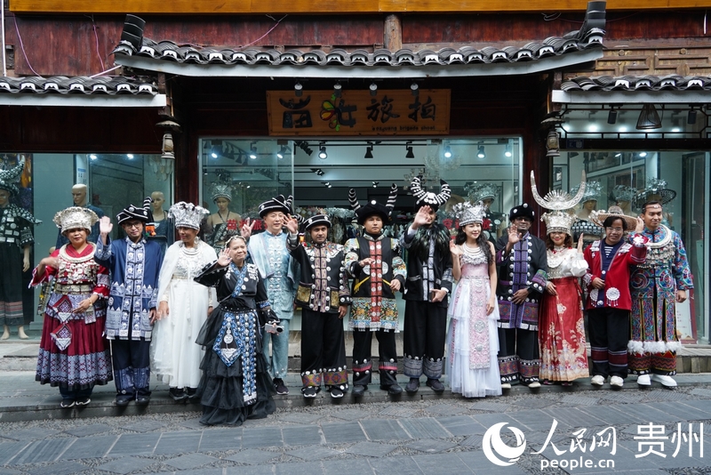 1部分亞太媒體記者在西江千戶苗寨體驗苗服旅拍項目。人民網(wǎng) 陽茜攝