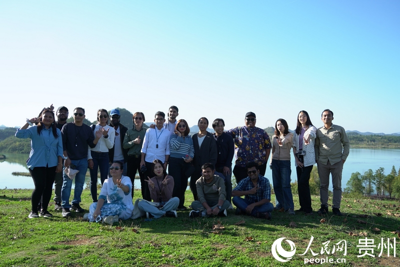 4外媒記者走進月亮湖公園。人民網(wǎng) 陽茜攝