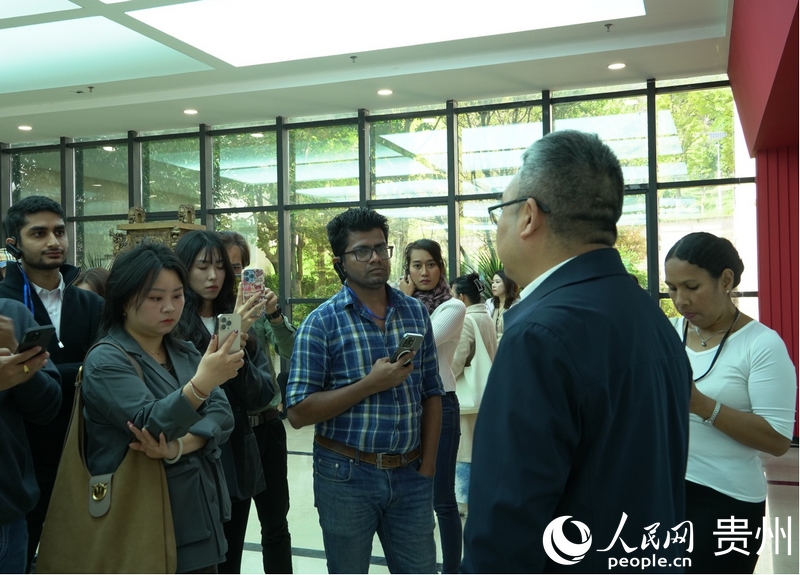 6費薩爾·艾布雷西姆(左1)與同行們在貴州交通職業(yè)大學采訪。人民網(wǎng) 陽茜攝