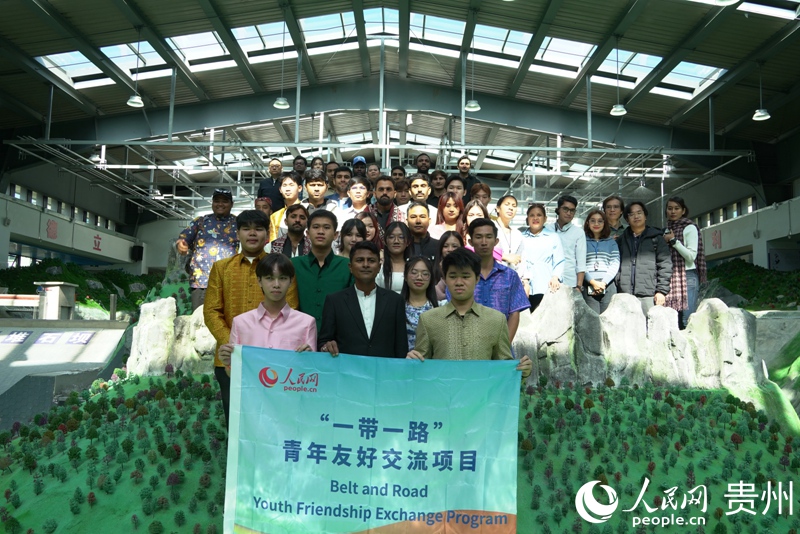 在貴州水利水電職業技術學院,外媒記者與本國留學生合影留念。人民網 陽茜攝