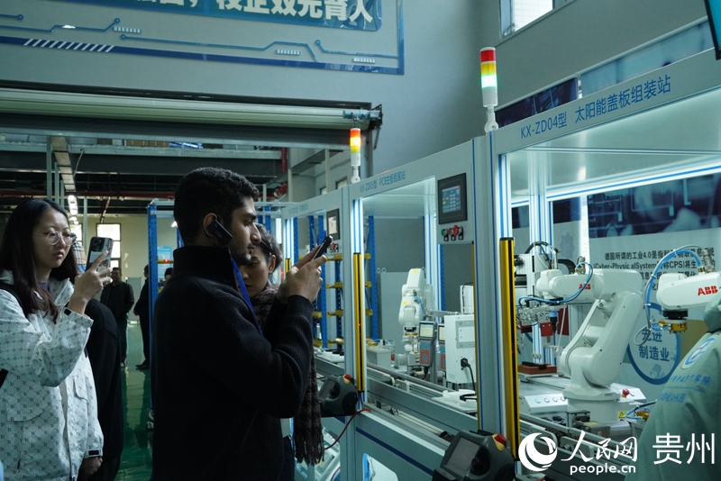 在貴州水利水電職業技術學院實訓基地,正在工作的機器人吸引了眾人目光。人民網 陽茜攝