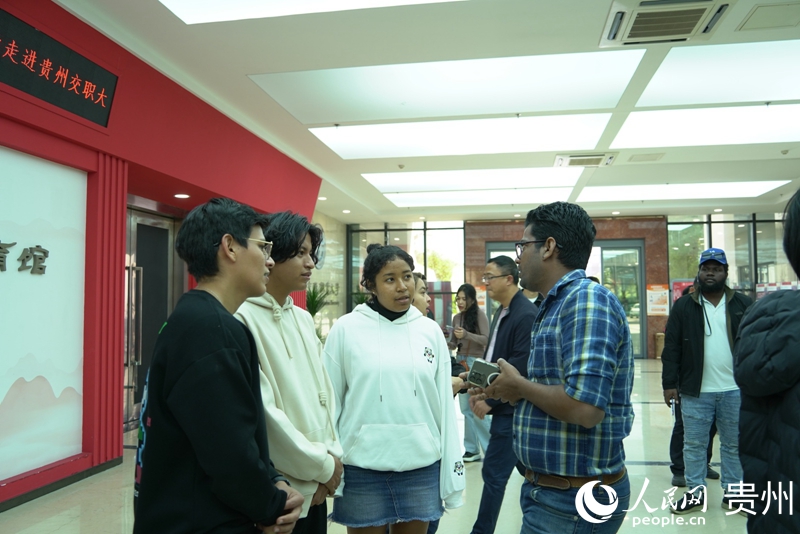 在貴州交通職業大學,外媒記者與本國留學生交談。人民網 陽茜攝