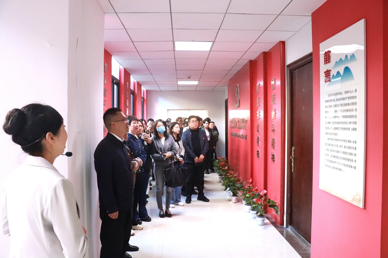 參觀紅墻育人長(zhǎng)廊。