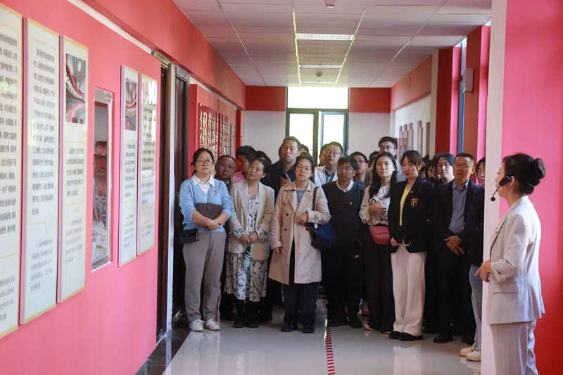 參觀紅墻育人長(zhǎng)廊。