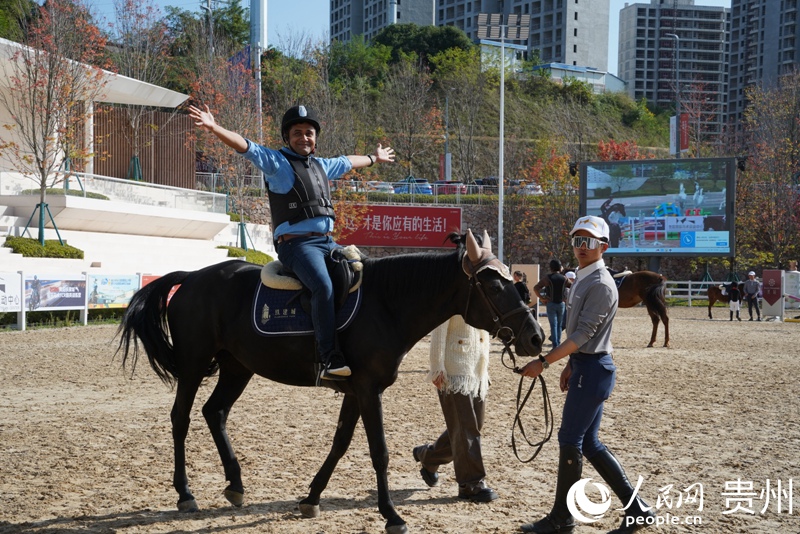 外媒記者體驗社區馬術運動。人民網 陽茜攝