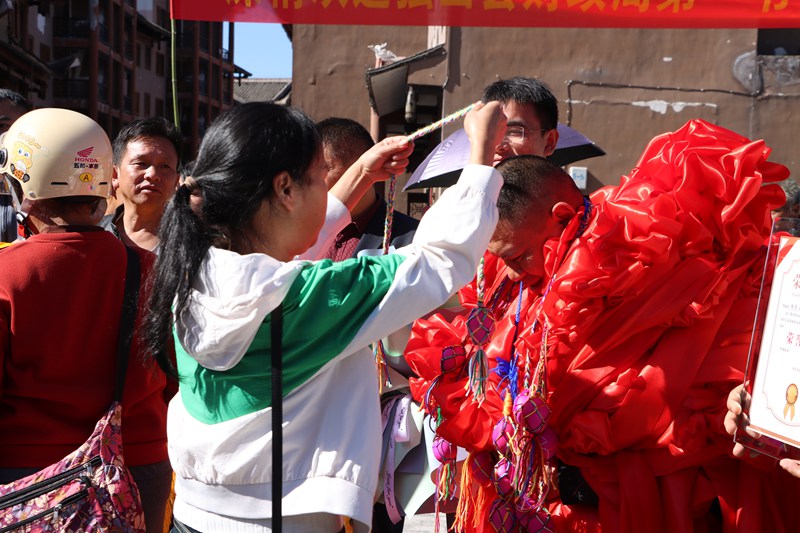 村民送上象征著美好寓意的紅雞蛋。獨山縣融媒體中心提供