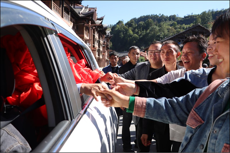 村民牽著朱涌的手不愿其離開。圖片由獨山縣融媒體中心提供