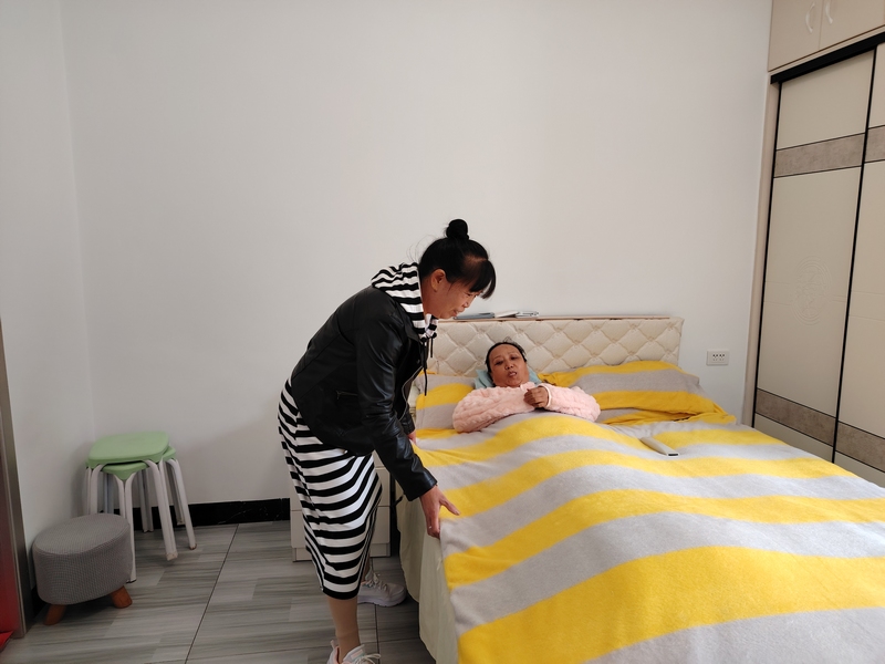 鄒玉為妹妹整理被子。劉虹艷攝