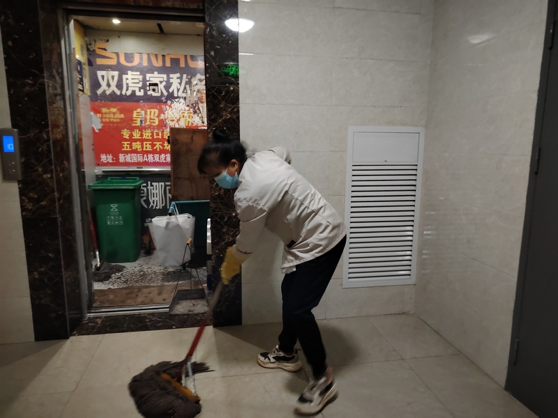 清晨打掃衛(wèi)生的鄒玉。劉虹艷攝