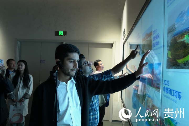 展廳內擺放了多塊互動式展示屏。人民網 陽茜攝