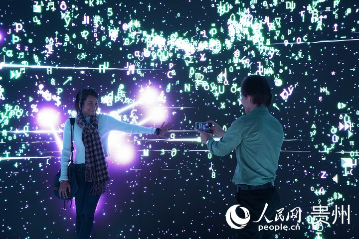 外媒在LED展示屏前互動拍照。人民網 陽茜攝