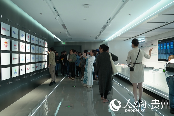 展示廳內修建了一面墻專門展示入駐新區的企業。人民網 陽茜攝