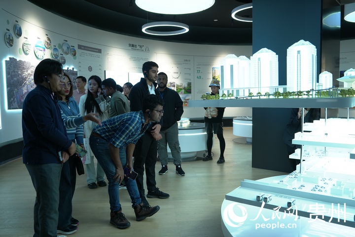 外媒正在觀看廳內的建筑3D模型。人民網 陽茜攝