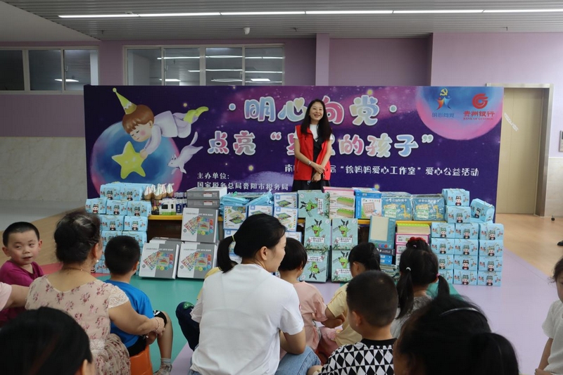 2徐茜與“徐媽媽愛心工作室”走進(jìn)愛心家園兒童特殊教育康復(fù)訓(xùn)練中心捐贈(zèng)物資