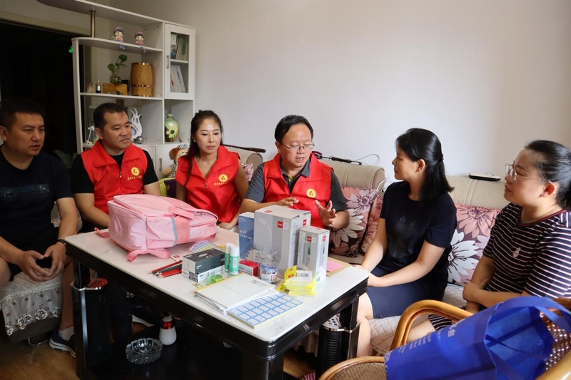 3南明區(qū)稅務(wù)局黨委與“徐媽媽愛心基金”公益小隊(duì)一行為特殊人群送去溫暖