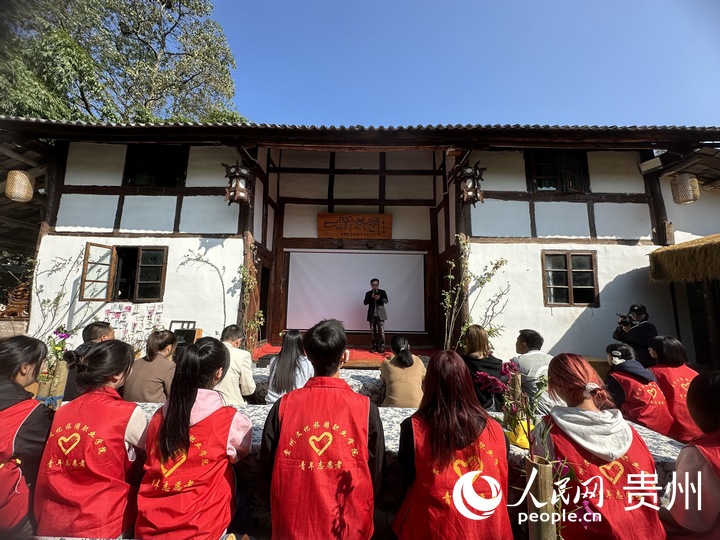 1、貴州省新聞出版廣電局原副局長、一級巡視員、貴州省全民閱讀活動領導小組辦公室常務副主任、貴州省高校鄉村振興研究中心名譽主任 楊慶武致辭。人民網 陽茜攝
