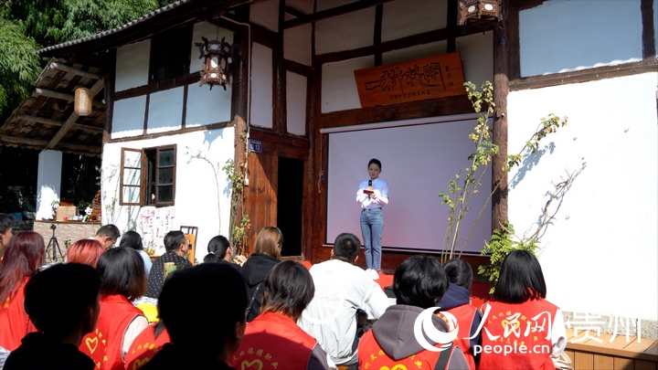 王韋韋老師進行貴州黨史音樂課宣講。人民網 陽茜攝