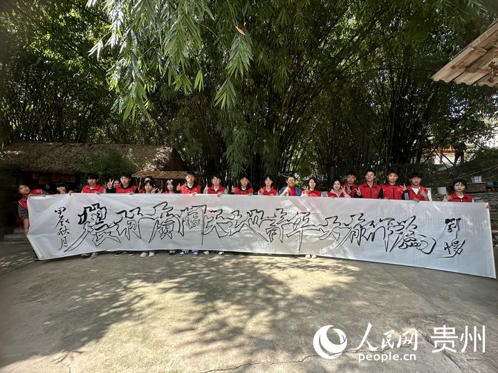 3、貴州省雙鉤書法非遺傳承人國家二級心理咨詢師劉楊現場為貴州文化旅游職業學院書寫的雙溝書法作品。人民網 陽茜攝