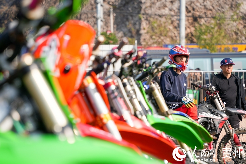 參賽運動員與摩托車。人民網記者 涂敏攝