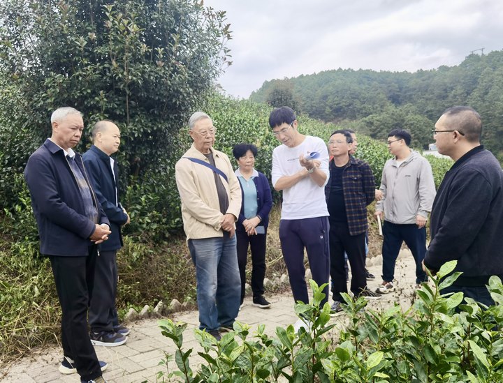 圖為黔西南州關工委調研興仁市科技服務示范基地。