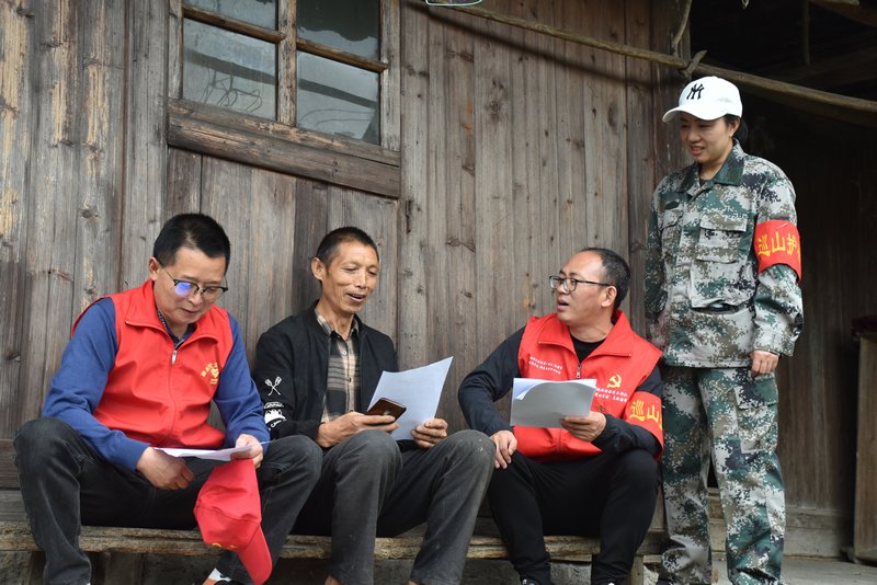 湘黔兩省村干聯合入戶開展森防宣傳。