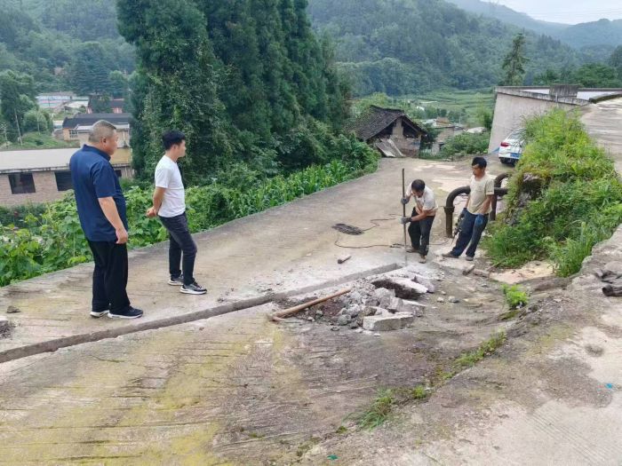 高倉村上水管道改造現場 高倉村村支部書記、村委會主任劉發林 提供