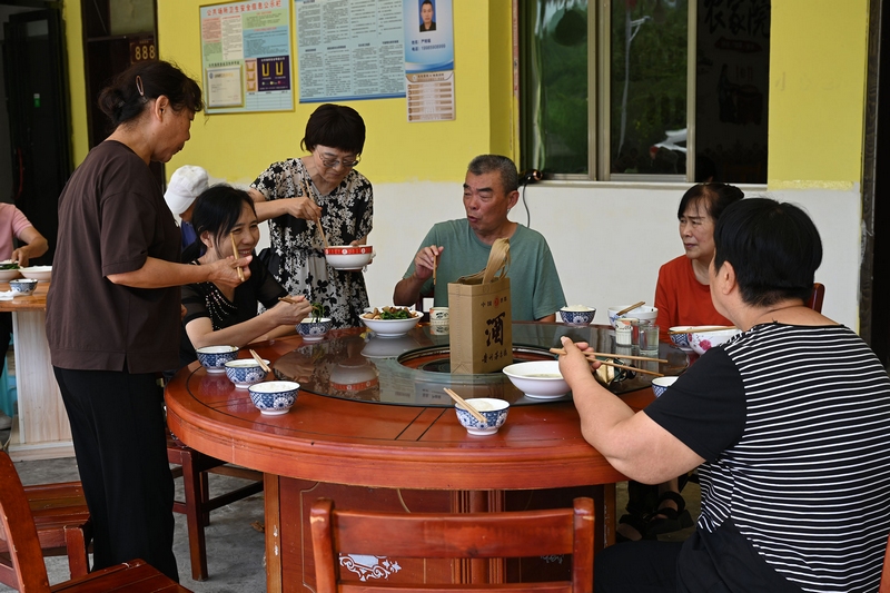 3 圖為:游客就餐