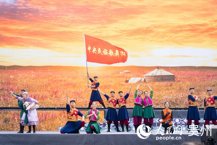 玉屏侗族自治縣成立40周年慶祝大會現場,中央民族歌舞團以“中華民族一家親”為主題舉行慰問演出。人民網記者 涂敏攝