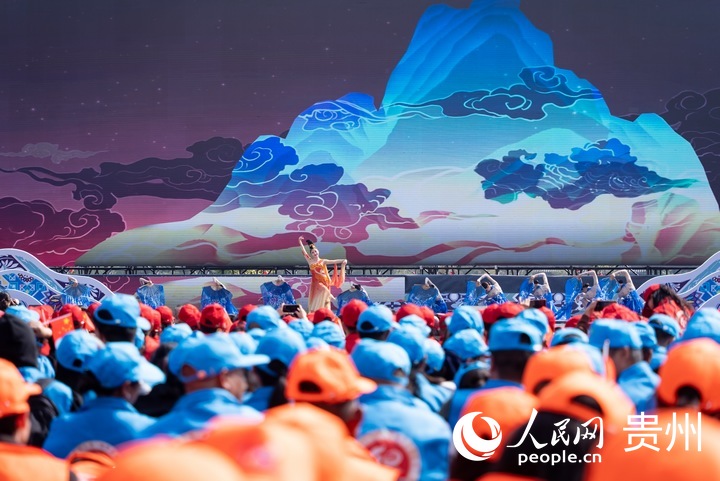 玉屏侗族自治縣成立40周年慶祝大會現場,中央民族歌舞團以“中華民族一家親”為主題舉行慰問演出。人民網記者 涂敏攝