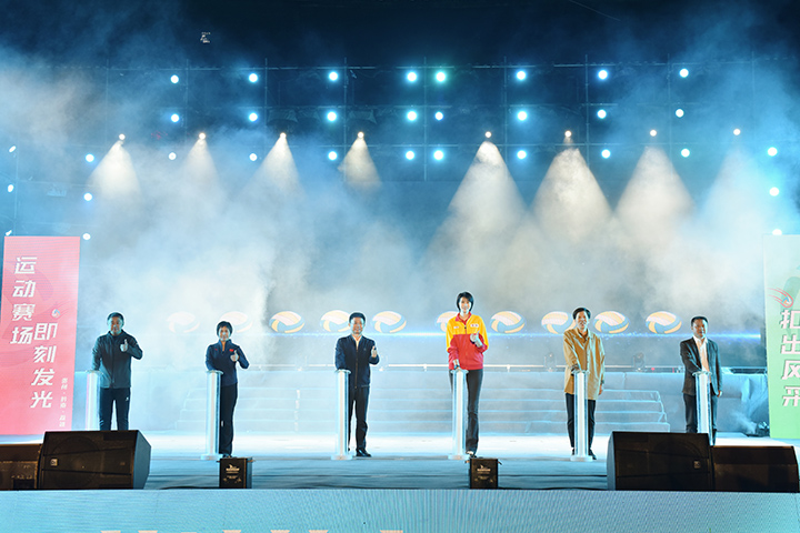 趙蕊蕊與嘉賓領導共同推動啟動桿。