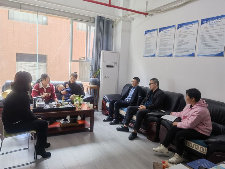 區殘聯在遵義市趣聯教育咨詢有限公司了解康復情況。