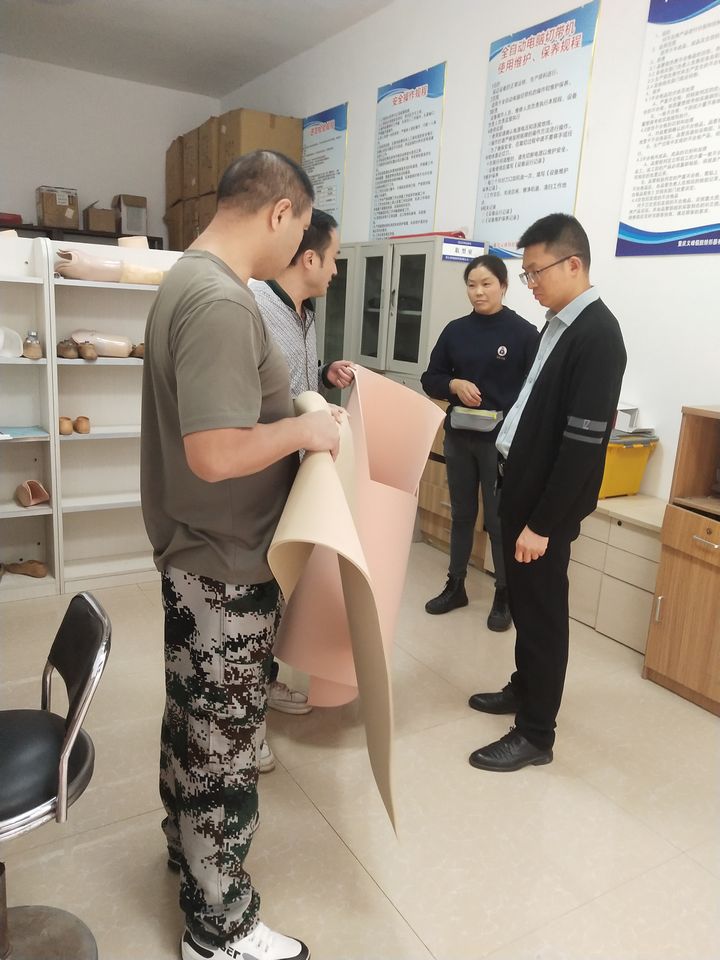 區殘聯在重慶義峰假肢矯形器有限公司遵義分公司檢查產品質量。