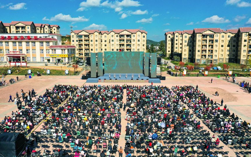 慰問演出現(xiàn)場,中央民族歌舞團演員在表演雙人舞《噶魯情歌》。趙慶能攝