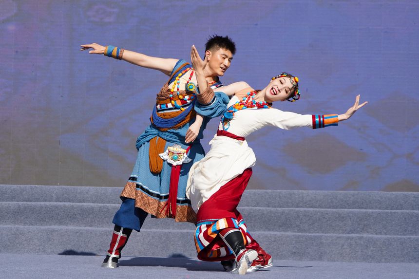 慰問(wèn)演出現(xiàn)場(chǎng)，中央民族歌舞團(tuán)演員在表演雙人舞《噶魯情歌》。趙慶能攝