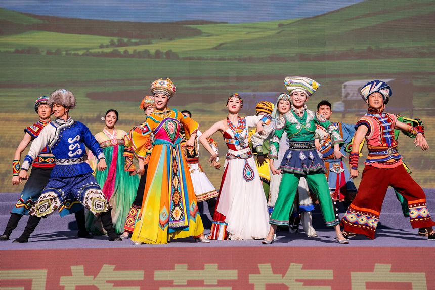 慰問(wèn)演出現(xiàn)場(chǎng)，中央民族歌舞團(tuán)演員在表演舞蹈《同心共圓中國(guó)夢(mèng)》。趙慶能攝