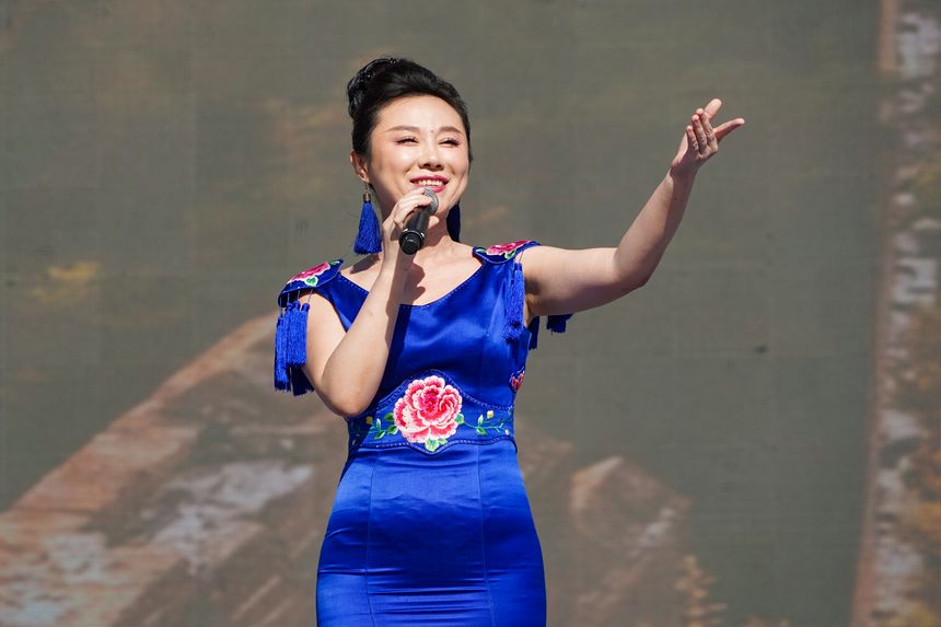 慰問演出現(xiàn)場，中央民族歌舞團演員在演唱歌曲《幸福中國一起走》。趙慶能攝