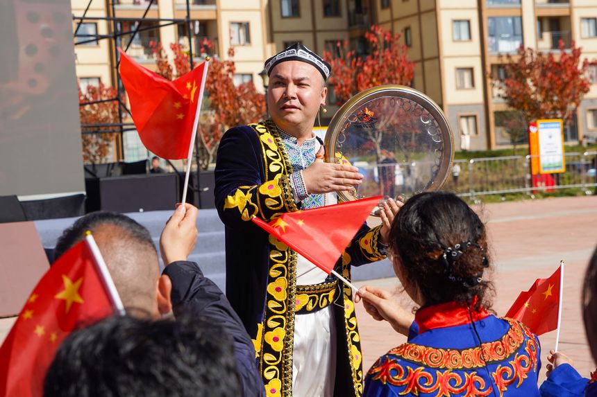 慰問演出現場，中央民族歌舞團演員走到觀眾席表演《手鼓舞》。趙慶能攝