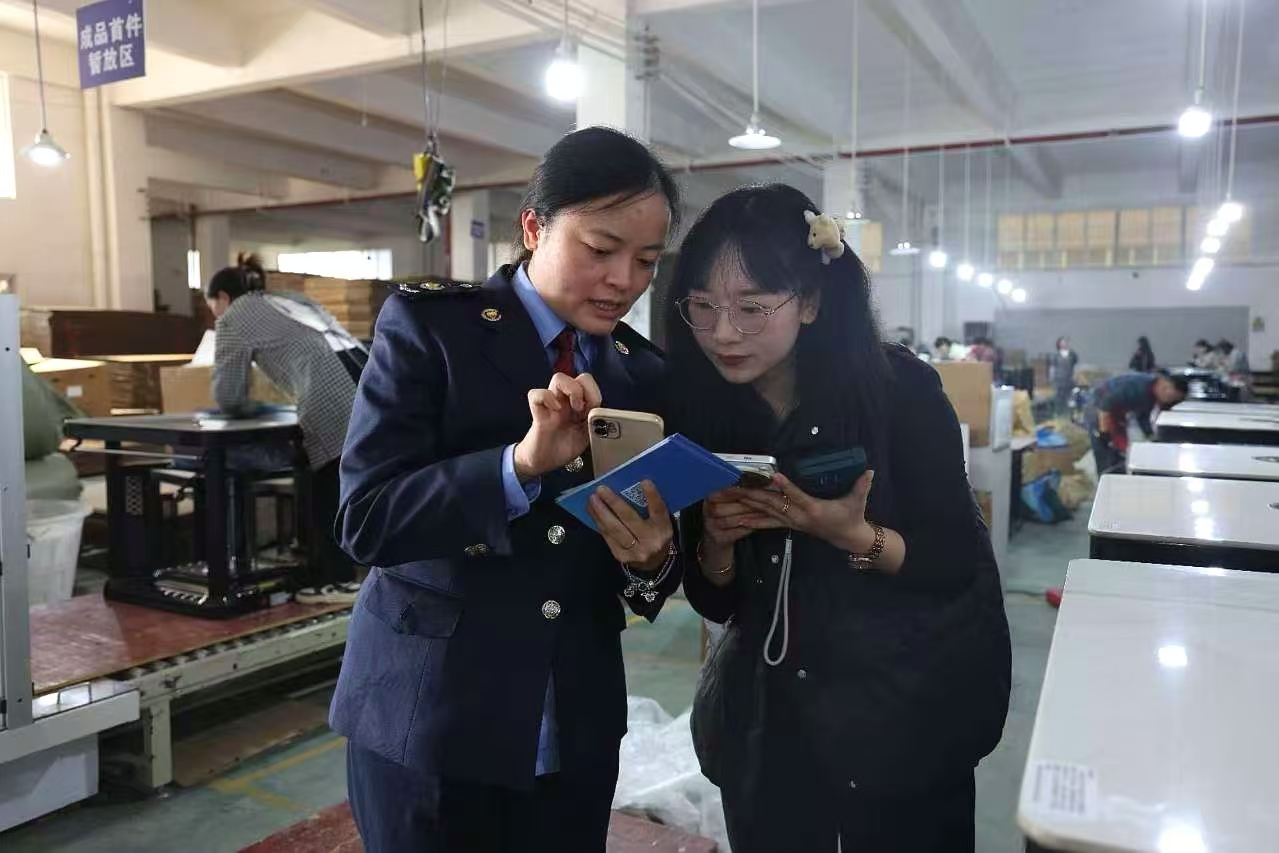 圖為大方縣稅務人員在企業開展調研，助力“冬日經濟”健康發展。漆酼攝