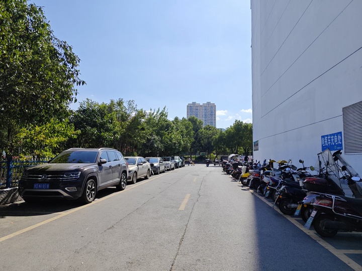 印江自治縣城區(qū)背街小巷一角。