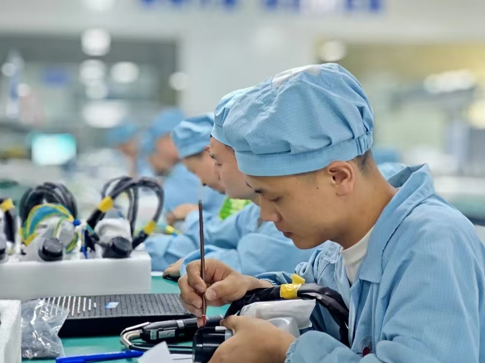 貴陽高新區三大產業生態圈內各家企業都鉚足干勁忙生產,開足馬力趕訂單。 陳佳藝攝