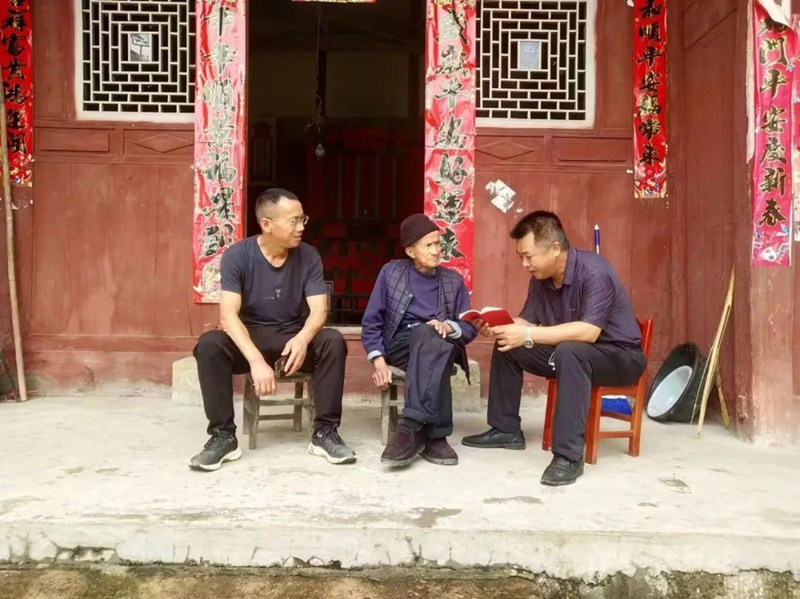 駐村干部征求趙國權對駐村工作的意見（王建紅  攝）