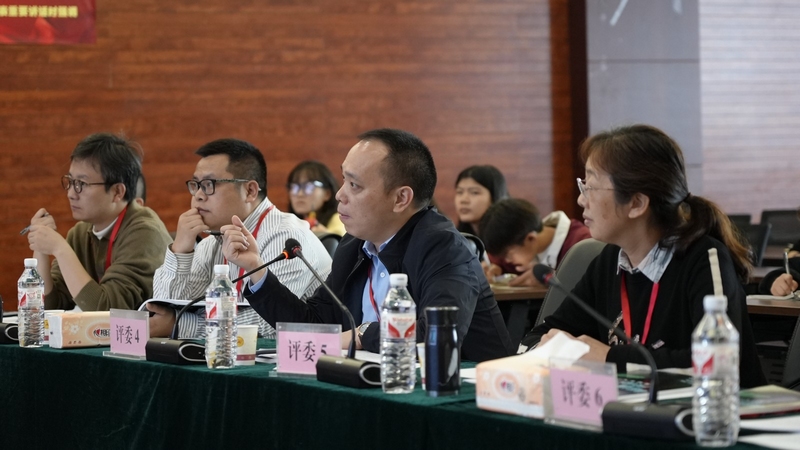 評委專家進行現場評審。郭露 攝