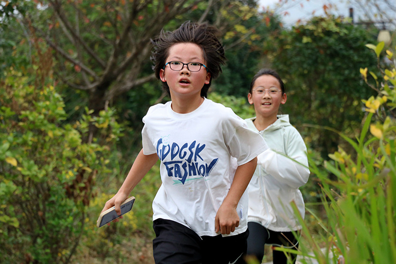 參賽小朋友在越野賽道上奔跑。謝宗政攝