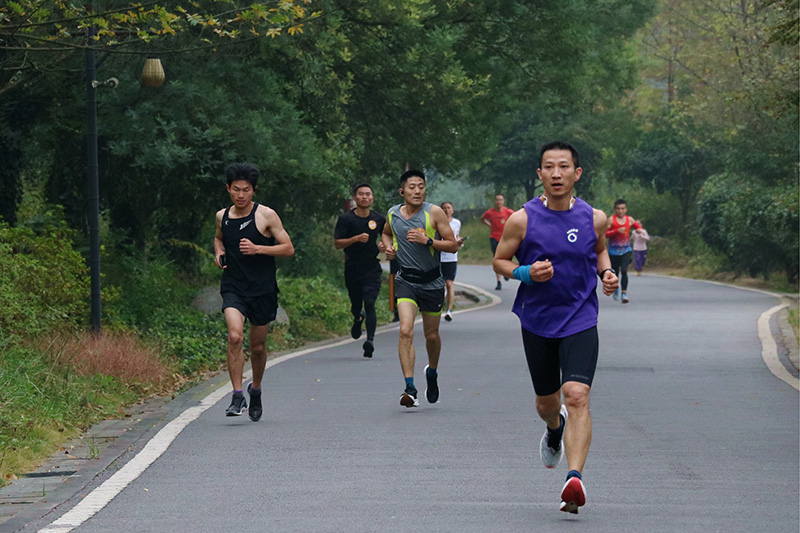 參賽選手在賽道上奔跑。謝宗政攝