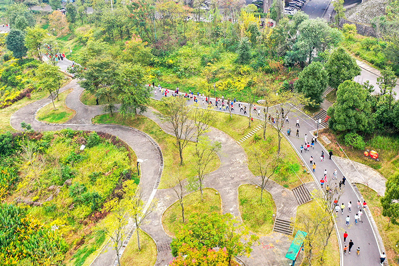 參賽選手在賽道上全力奔跑。李仁軍攝