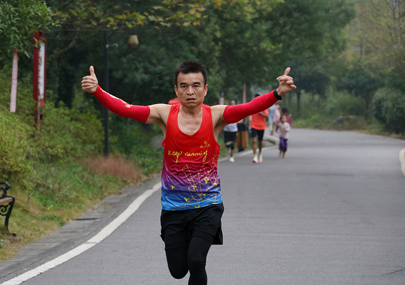 參賽選手在賽道上全力奔跑。 謝宗政攝