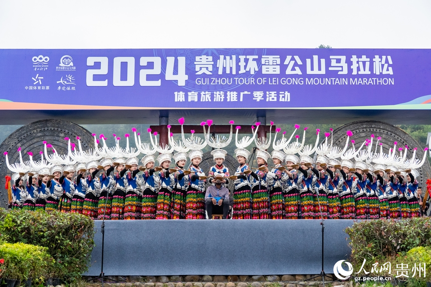 參賽外籍運(yùn)動(dòng)員感受苗族“高山流水”。人民網(wǎng)記者 涂敏攝