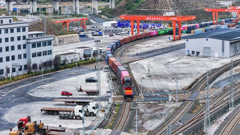 貴州省動力型鋰電池全國鐵路試運首發。龍建睿